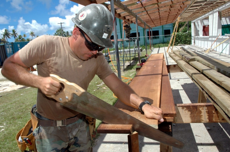 ebeniste-RIGAUD-min_worker_construction_building_carpenter_male_job_build_helmet-893290